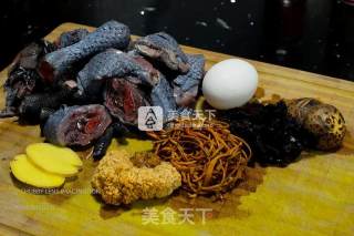 药膳虫草花什菌蒸乌鸡的做法步骤：1