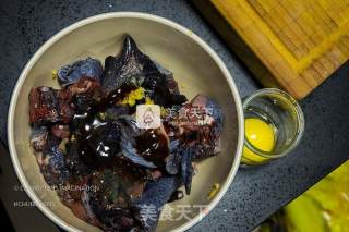 药膳虫草花什菌蒸乌鸡的做法步骤：2