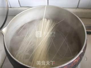 虾仁香椿酱拌面的做法步骤：3