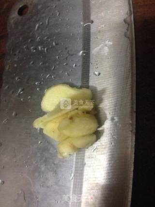胡萝卜玉米排骨汤的做法步骤：2