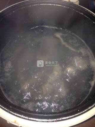 胡萝卜玉米排骨汤的做法步骤：3