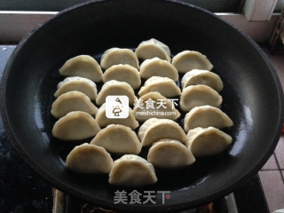 手工锅贴的做法步骤：6