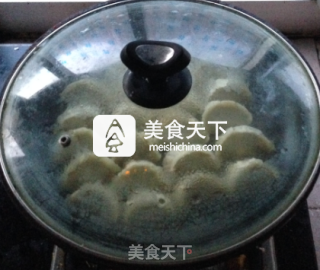 手工锅贴的做法步骤：7