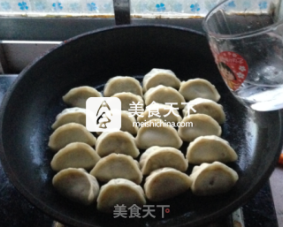 手工锅贴的做法步骤：8