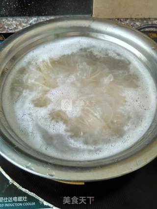 胡萝卜鸡蛋面的做法步骤：2