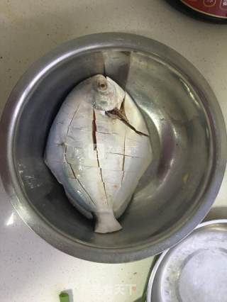 红烧鲳鱼的做法步骤：1