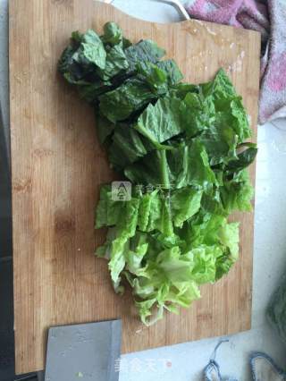 莴苣两吃（一）莴苣叶蛋汤的做法步骤：1