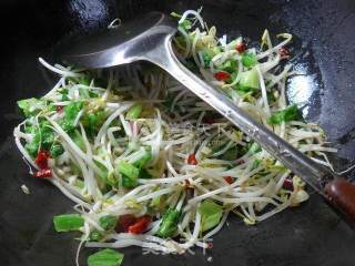 油麦菜炒绿豆芽的做法步骤：4