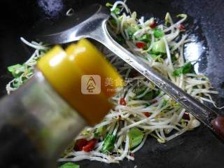 油麦菜炒绿豆芽的做法步骤：5