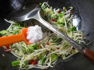油麦菜炒绿豆芽的做法步骤：6