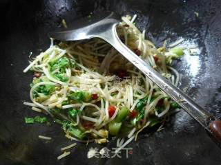 油麦菜炒绿豆芽的做法步骤：7