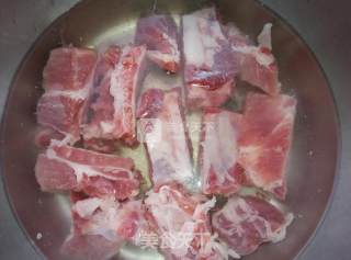 腐竹烧排骨的做法步骤：1