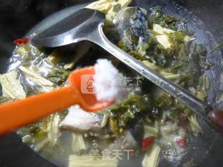 雪菜腐竹鱼头汤的做法步骤：6