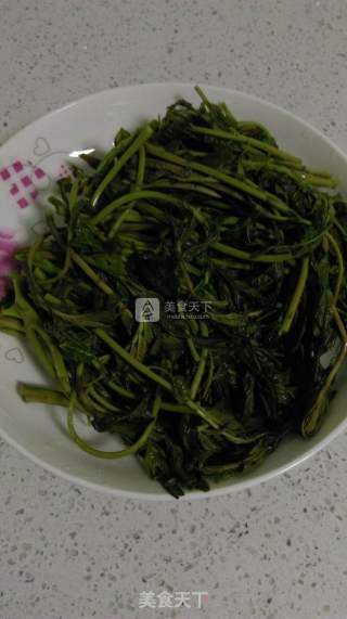 炸香椿鱼的做法步骤：1