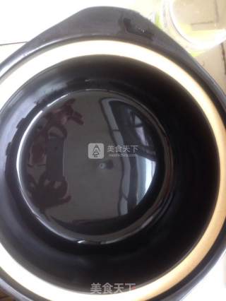 叉烧鸡腿腊肠煲仔饭的做法步骤：1