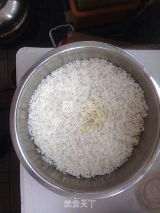 叉烧鸡腿腊肠煲仔饭的做法步骤：2