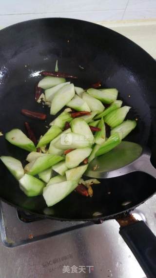 炝炒丝瓜的做法步骤：3