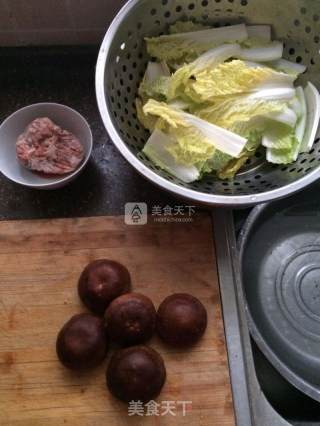 白菜香菇烧肉丸的做法步骤：1