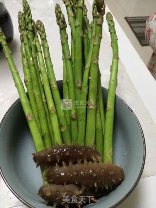 露笋炒海参的做法步骤：1