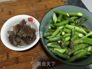 露笋炒海参的做法步骤：2