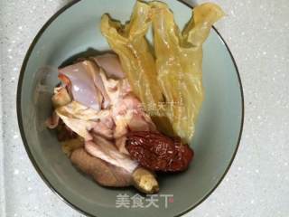 清远鸡炖鱼肚的做法步骤：1