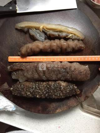 黑猪肉烧海参（葱烧海参）的做法步骤：1
