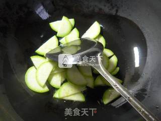 西葫芦肉面筋波纹面的做法步骤：3