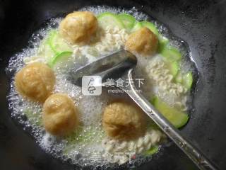 西葫芦肉面筋波纹面的做法步骤：4
