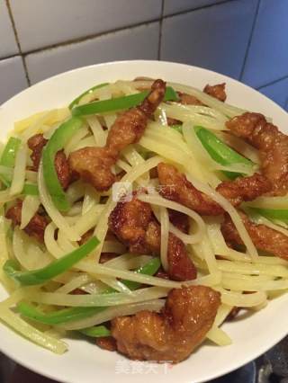 “土豆丝炒小酥肉”！的做法步骤：1