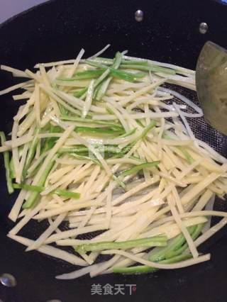 “土豆丝炒小酥肉”！的做法步骤：6