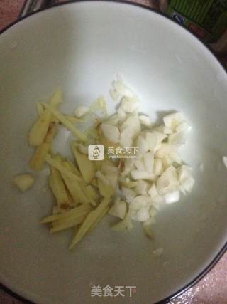 五花肉焖土豆的做法步骤：1
