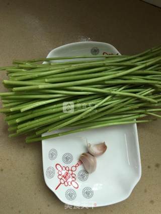 私房清炒泥蒿的做法步骤：1