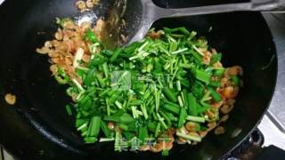韭菜炒河虾的做法步骤：2