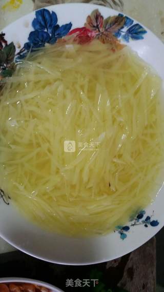 肉炒土豆丝的做法步骤：1