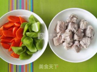 排骨烧胡萝卜莴笋的做法步骤：3