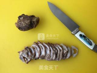 下酒菜---凉拌猪颈骨的做法步骤：2