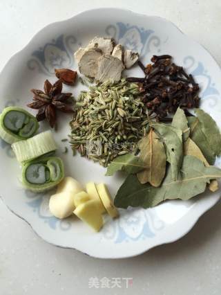 下酒菜---凉拌猪颈骨的做法步骤：3