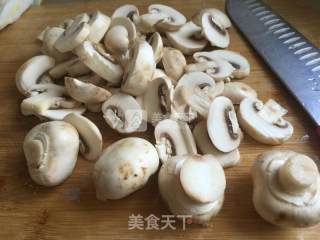 蘑菇豆瓣炒肉片的做法步骤：1