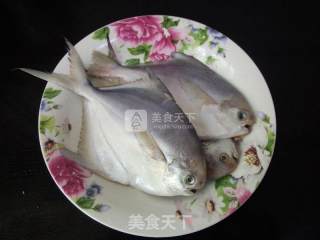 葱熇小鲳鱼的做法步骤：1