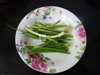葱熇小鲳鱼的做法步骤：2