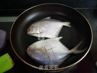 葱熇小鲳鱼的做法步骤：4