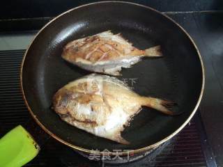 葱熇小鲳鱼的做法步骤：5