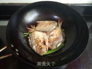 葱熇小鲳鱼的做法步骤：7
