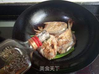 葱熇小鲳鱼的做法步骤：8