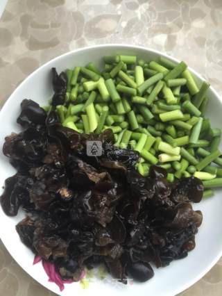蒜台木耳炒肉的做法步骤：1