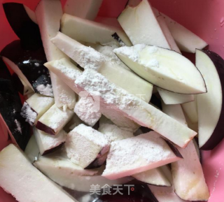 肉末茄子煲——教你茄子吸油少的秘诀，砂锅煲越放越入味？的做法步骤：1