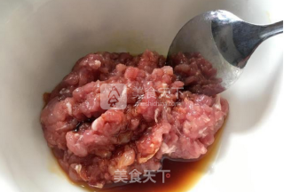 肉末茄子煲——教你茄子吸油少的秘诀，砂锅煲越放越入味？的做法步骤：2