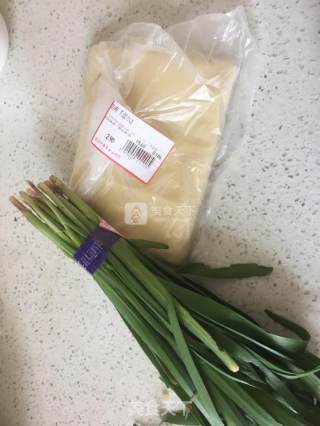 韭菜豆腐皮的做法步骤：1