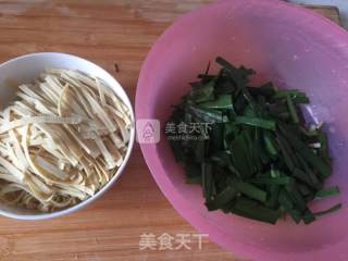 韭菜豆腐皮的做法步骤：2