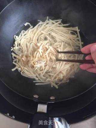 韭菜豆腐皮的做法步骤：3